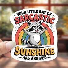 Adesivo "Seu pequeno raio de sol sarcástico chegou" com 2 peças. "Eu vou superar isso. Deixe-me ser dramático primeiro." - Perfeito para laptops, garrafas de água, diários e espaços de trabalho. Ótimo para fãs de humor, estudantes de direito e amantes do sarcasmo. Presente ideal para amigos, familiares e colegas de trabalho. Adesivo peculiar para decoração com tema de humor. Entusiastas jurídicos e humor sarcástico.
