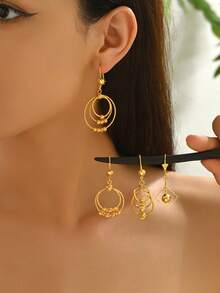 1pc Fashionable Vintage Gold Hollow Carved Women Dangle Earrings, Matching Retro Elegant Outfits