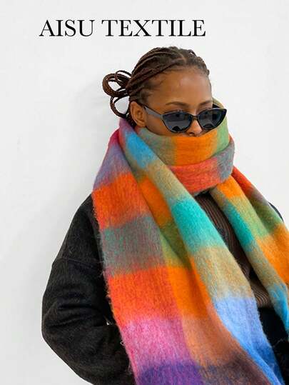 1 pieza Bufanda larga y esponjosa de unicolor para mujer, accesorio cálido para el cuello en invierno; Chal de punto grueso con flecos en cuadros de colores grandes y sobresalientes