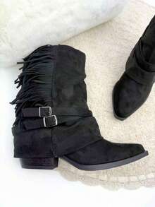 Suede Ankle Boots For Women, Stand Out For Their Bohemian And Modern Style, Side Fringe Detail That Provides Movement And A Casual Air, Its Mid-Shaft Design, They Have Decorative Straps With Metal Buckles, With Their Pointed Toe And Low Heel, They Are Ideal To Combine With Casual Or Western-Inspired Looks - 黑色 - 查看 4