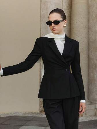 优雅纯色裹身式腰部西装外套，适合通勤穿着。