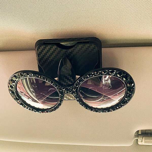 1 pezzo molletta parasole per occhiali in fibra di carbonio per auto, supporto multifunzione elegante per occhiali e biglietti, per una perfetta organizzazione degli interni dell'auto, ideale per viaggi in auto, pendolarismo quotidiano e avventure all'aperto, mantieni gli occhiali da sole sicuri e facilmente accessibili durante la guida, regalo ideale per appassionati di auto e persone attente alla moda, migliora la tua esperienza di guida con questo accessorio essenziale