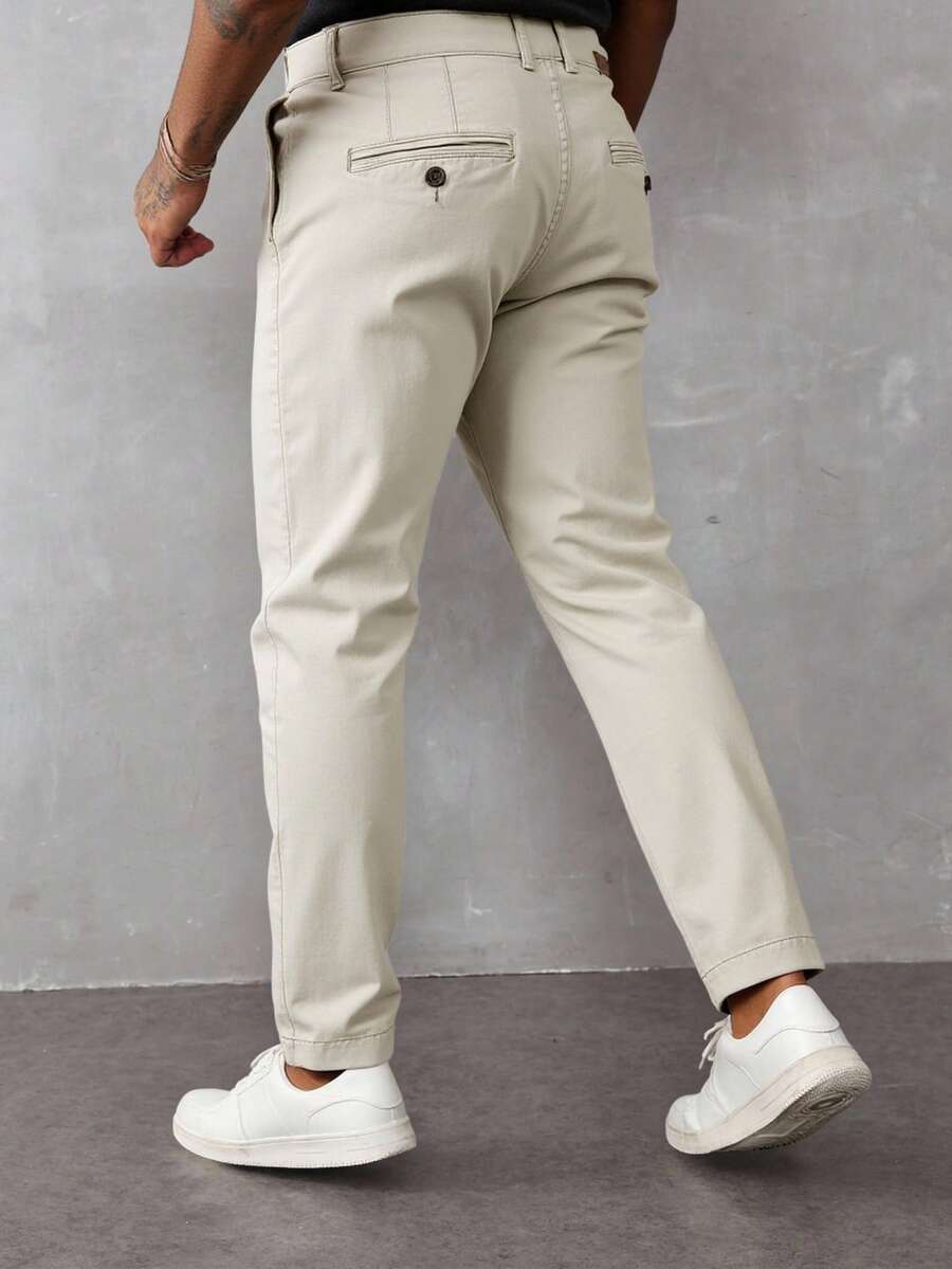 Pantalón de Gabardina para Caballero – Estilo y Versatilidad en una Prenda Eleva tu look diario con este pantalón de gabardina diseñado para el hombre moderno que busca comodidad sin perder elegancia. Su corte recto y acabado limpio lo convierten en una pieza esencial que combina fácilmente con cualquier estilo, desde un outfit casual hasta uno más formal. - Caqui claro - Ver 1