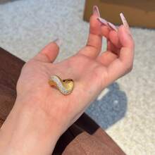 Damen Luxus 18K Goldplattierter dicker wellenförmiger asymmetrischer Zirkonia Stein Ring - Goldgelb - Übersicht 4