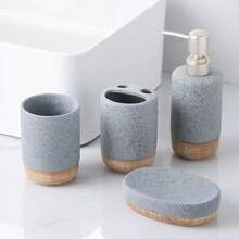 Juego de baño de 4 piezas de cerámica gris, estilo minimalista moderno, incluye dispensador de jabón, portacepillos de dientes, vaso, jabonera, el diseño de grano de madera mejora la atmósfera natural, accesorios de baño de alta calidad para encimera, material de cerámica duradero fácil de limpiar, adecuado para baño del hogar, tocador, dormitorio, oficina, organizador de tocador lujoso, pieza de decoración elegante recomendada para uso personal o regalo, práctico y ahorra espacio para el conjunto de encimera del baño
