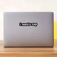 Adesivo de vinil engraçado "Preciso de uma soneca" com 2 peças, adesivo estético para humor sonolento, adesivo com citação desleixada e humor no trabalho, adesivo minimalista fofo à prova d'água para laptops, celulares e garrafas de água, adesivo preto e branco para hora da soneca, adesivo decorativo para mesa de escritório com sono