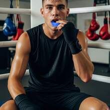 Protector Bucal Doble Termomoldeable con Aroma a Frutos Rojos – Hipoalergénico, con Estuche de Transporte – Ideal para Boxeo, Artes Marciales, MMA, Kickboxing, Fútbol y Deportes de Contacto - Azul - Ver 3