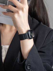 1条男女通用硅胶磁吸表带，兼容苹果手表表带，适用于38mm、40mm、41mm、42mm、44mm、45mm、46mm、49mm系列 - Ultra/11/10/9/SE/8/7/6/5/4/3/2/1系列 - 黑色 - 查看 4