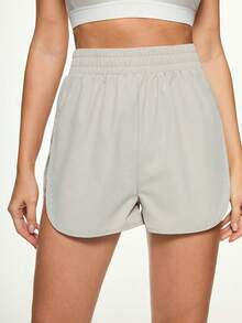 FWH Pantalones cortos de entrenamiento de cintura alta adelgazantes con abertura lateral, con estiramiento en 4 direcciones para movimiento flexible, ideales para yoga y paseos urbanos, pantalones cortos deportivos que realzan las curvas, pantalones cortos de entrenamiento esenciales - Gris Claro - Ver 2