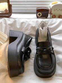 2025年夏季新款白色玛丽珍平底鞋，百搭复古风，适合娇小女性的厚底鞋，适合搭配连衣裙