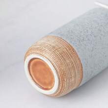 Juego de baño de 4 piezas de cerámica gris, estilo minimalista moderno, incluye dispensador de jabón, portacepillos de dientes, vaso, jabonera, el diseño de grano de madera mejora la atmósfera natural, accesorios de baño de alta calidad para encimera, material de cerámica duradero fácil de limpiar, adecuado para baño del hogar, tocador, dormitorio, oficina, organizador de tocador lujoso, pieza de decoración elegante recomendada para uso personal o regalo, práctico y ahorra espacio para el conjunto de encimera del baño