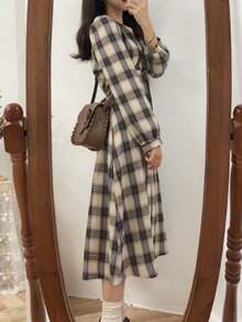 Vestido retro de manga larga con estampado a cuadros y cintura con cordones al estilo de Hong Kong para mujer, ideal para que las estudiantes lo lleven en otoño e invierno con un abrigo, vestido camisero de largo medio. - Caqui - Ver 2