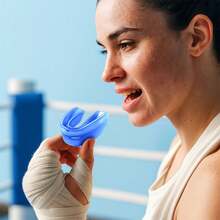 Protector Bucal Doble Termomoldeable con Aroma a Frutos Rojos – Hipoalergénico, con Estuche de Transporte – Ideal para Boxeo, Artes Marciales, MMA, Kickboxing, Fútbol y Deportes de Contacto - Azul - Ver 1