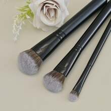 Flat Top Blush Brush, Skin-Friendly Makeup Tool, Enhances Cheek Color