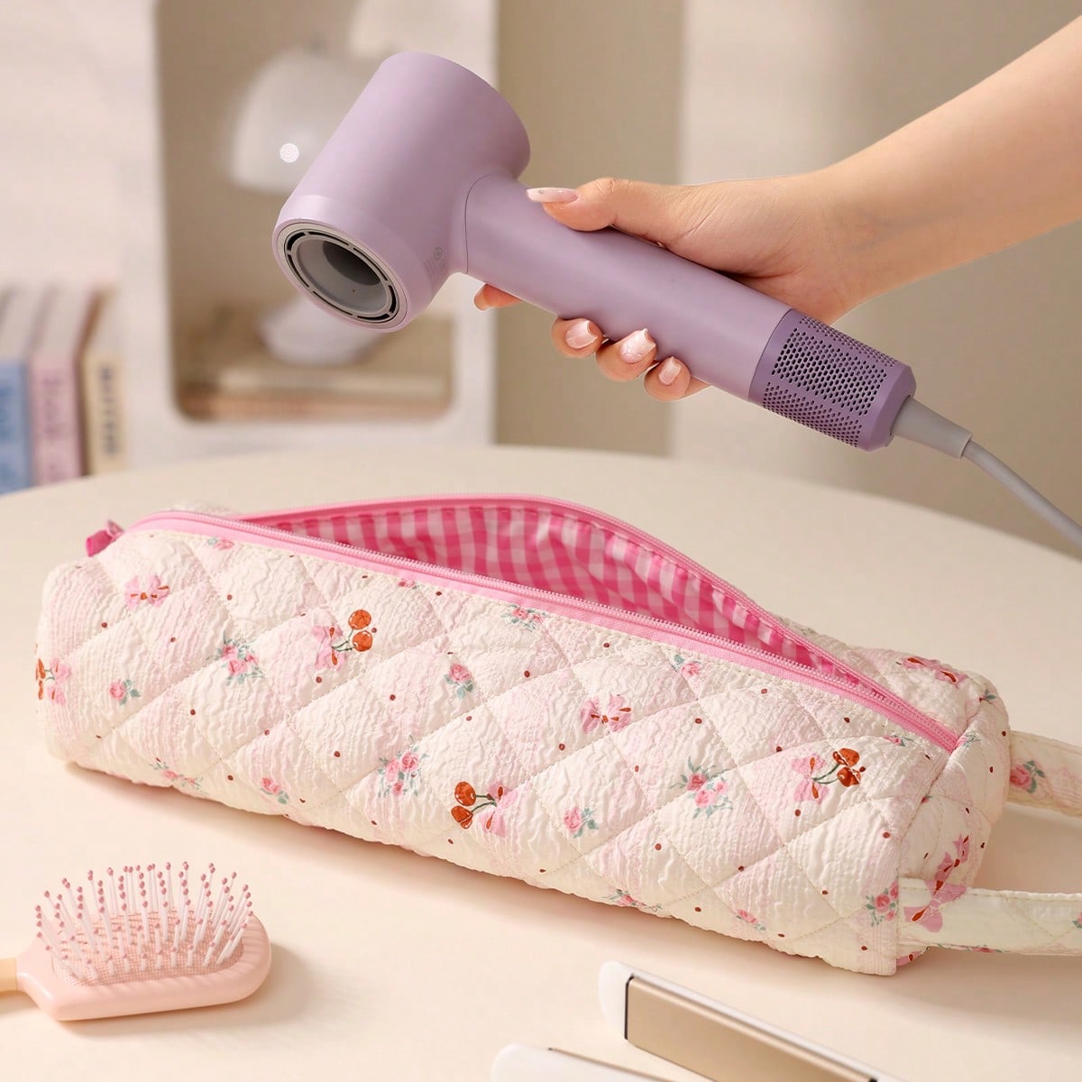 1PC Cute Quilted Hair Dryer Storage Bags, Portable Travel Hair Dryer Storage Bag, Hair Tools Travel Bag For Blow Dryer & Styling Tools, Large Capacity Portable Multi-Functional Cosmetic Bag Handbag Dust-Proof Large Capacity Electric Curling Wand Straight Plate Clip Protective Cover Hair Dryer Storage Bag For Home, Gym, Vacation & Business Trip