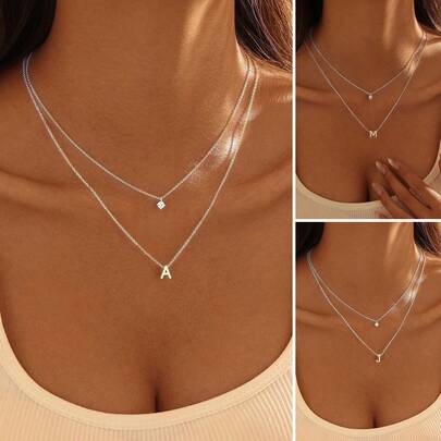 Colar feminino elegante de dupla camada com pingente de letra e pingente redondo de zircônia