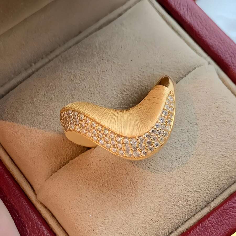 Damen Luxus 18K Goldplattierter dicker wellenförmiger asymmetrischer Zirkonia Stein Ring - Goldgelb - Übersicht 1