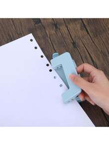Perforadora de escritorio de 2 orificios, perforadora manual de 2 orificios para carpetas de hojas sueltas, construcción de metal sólido y plástico duradero, adecuada para el aula y la oficina, fácil de limpiar - simplemente abra el compartimento inferior para desechar los residuos. Se puede usar para organizar documentos importantes o crear tarjetas decorativas y origami, su mecanismo de perforación preciso ayuda a alinear los orificios con precisión, lo que la convierte en una herramienta útil para la fabricación de tarjetas y el empaquetado de regalos.