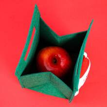 Sacs-cadeaux de Noël en feutre festifs, adorables porte-pommes et porte-bonbons, parfaits pour les friandises du réveillon de Noël et les faveurs de fête. Emballage portable et charmant pour les petits cadeaux et décorations, avec un design saisonnier délicieux. Idéal pour répandre la joie et offrir de douces surprises, chaque sac est livré avec un ornement festif unique sélectionné au hasard. Élevez votre expérience de cadeau de vacances avec ces pochettes cadeaux mignonnes et pratiques.