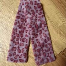 A Stylish Leopard Print Plush Scarf, Crafted From Fluffy, Is Soft And Smooth To The Touch, Non-Irritating, And Provides A Warm, Enveloping Feeling. The Classic Leopard Print Is, Retro, And Versatile. The Neckband Design Is Easy To Wear And Effortlessly Creates A Stylish Look.