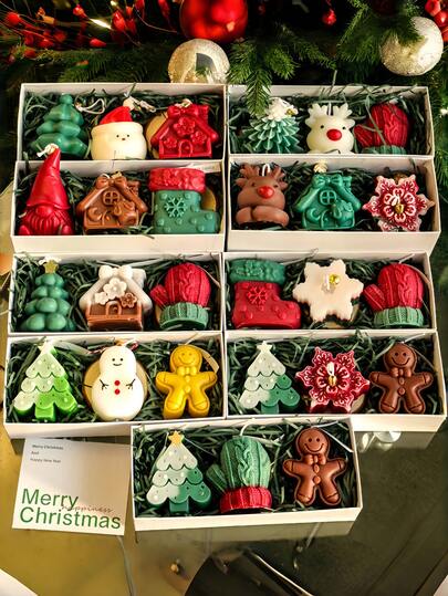 三件套手工香氛蜡烛礼盒，包含圣诞树、驯鹿、姜饼人、手套和雪花造型的香氛蜡烛，非常适合作为生日、情人节、圣诞节、母亲节礼物，也适合家居装饰、圣诞装饰、房间装饰和圣诞礼物。