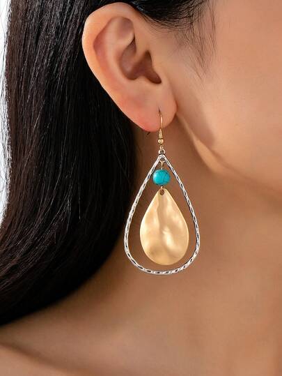 زوج من أقراط معدنية عصرية من سبيكة معدنية ذهبية اللون بتصميم هندسي مجوف غير متماثل مع قطرة من الفيروز، مناسبة للسهرات والعطلات وحفلات الموسيقى والإكسسوارات