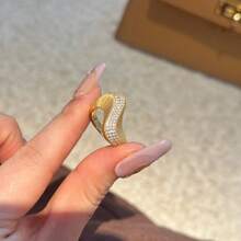 Damen Luxus 18K Goldplattierter dicker wellenförmiger asymmetrischer Zirkonia Stein Ring - Goldgelb - Übersicht 2