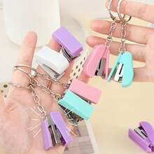 1 Stück Makronen-farbener Hefter, Mini-Hefter, leiser Hefter, leicht zu bedienender Hefter, Schülerbedarf, Büromaterial, Planer-Zubehör, handgefertigtes Schreibwaren, tragbarer Hefter, kreatives Schreibwaren, hochwertige Schreibwaren, süßes Design, Schüler-Grundausstattung, Büro-Gadget, modisches Schreibwaren, Schreibtisch-Aufbewahrung, Schreibwaren-Geschenk, tägliches Bürowerkzeug (Farbe und Stil werden zufällig gesendet)