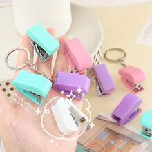 1 Stück Makronen-farbener Hefter, Mini-Hefter, leiser Hefter, leicht zu bedienender Hefter, Schülerbedarf, Büromaterial, Planer-Zubehör, handgefertigtes Schreibwaren, tragbarer Hefter, kreatives Schreibwaren, hochwertige Schreibwaren, süßes Design, Schüler-Grundausstattung, Büro-Gadget, modisches Schreibwaren, Schreibtisch-Aufbewahrung, Schreibwaren-Geschenk, tägliches Bürowerkzeug (Farbe und Stil werden zufällig gesendet)