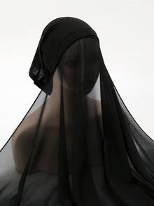 1条女士经典休闲雪纺围巾，纯色舒适透气莫代尔面料，可作围脖、头巾、多功能头饰使用，适合日常佩戴。