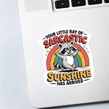 Adesivo "Seu pequeno raio de sol sarcástico chegou" com 2 peças. "Eu vou superar isso. Deixe-me ser dramático primeiro." - Perfeito para laptops, garrafas de água, diários e espaços de trabalho. Ótimo para fãs de humor, estudantes de direito e amantes do sarcasmo. Presente ideal para amigos, familiares e colegas de trabalho. Adesivo peculiar para decoração com tema de humor. Entusiastas jurídicos e humor sarcástico.
