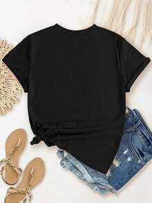 2026 sommer t shirt damen mit lustigem Grafikprint, Motiv: Just A Who Loves K-Pop - Weißes Damen-Top, Kurzarm, Rundhalsausschnitt, Schwarz mit rosa Schriftzug und Herzchenmuster, weiche Baumwolle, ideal für Musikliebhaber. - Preto - Ver 2