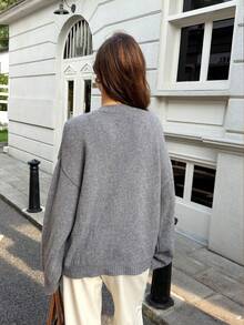 Buzzelle FOR BEAUTY 秋冬新款女士V领灰色长袖针织衫，时尚简约宽松，休闲随性，适合日常通勤穿着，是秋冬新年必备的时尚单品。 - 灰 - 查看 5