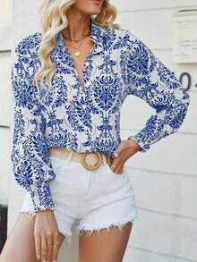 Chemise à manches longues évêque en tissu tressé à imprimé floral bleu et blanc avec col froncé et devant boutonnée pour femmes grandes tailles - Bleu azur - Voir 5