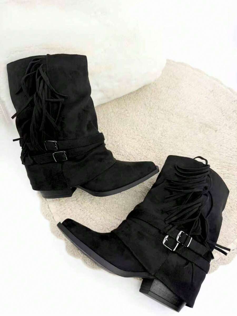 Suede Ankle Boots For Women, Stand Out For Their Bohemian And Modern Style, Side Fringe Detail That Provides Movement And A Casual Air, Its Mid-Shaft Design, They Have Decorative Straps With Metal Buckles, With Their Pointed Toe And Low Heel, They Are Ideal To Combine With Casual Or Western-Inspired Looks - 黑色 - 查看 1