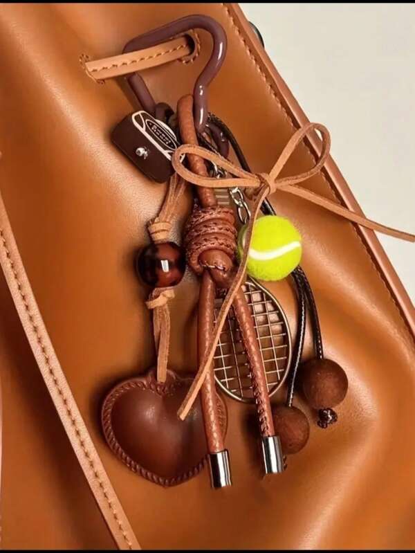 Leder Herz Tennis Schläger Detail Schlüsselanhänger Auto Anhänger, unisex Schlüsselanhänger mit abnehmbarem Design. Es ist eine perfekte Wahl für Fitness-Enthusiasten und ein ideales Geschenk für Männer und Frauen, geeignet zum Dekorieren von Rucksäcken, Umhängetaschen, braunen Taschen und Schlüsseln, Taschenanhänger