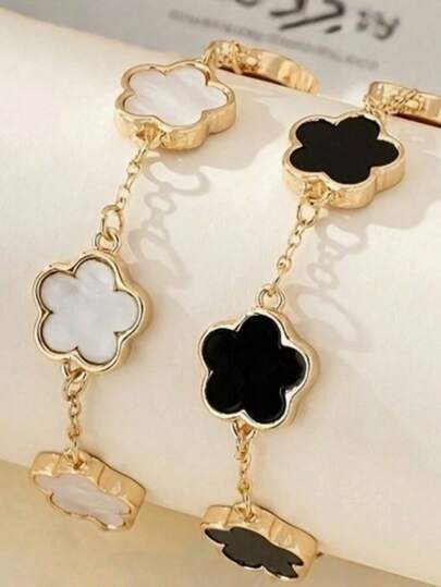 Set de 2 pulseras con diseño clásico de trébol en negro y blanco