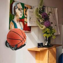 1 pieza Soporte de pared para baloncesto estándar - Decoración deportiva de alta resistencia, gimnasio en casa ahorrando espacio, garaje, sala de juegos - Estante de exhibición de baloncesto ideal para jugadores de baloncesto, entrenadores, aficionados al deporte - Organizador duradero y fácil de instalar, decoración de la habitación de baloncesto, organización del garaje, diseño elegante, soporte de alta calidad, opción perfecta para propietarios de gimnasios