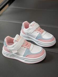 1 双返校休闲时尚儿童滑板鞋，采用 PU 皮革制成，鞋面采用多色拼接，主要为白色，点缀紫色和浅绿色，设计简洁清新，柔软、轻便、舒适，方便的钩环闭合，适合儿童日常运动、休闲、玩耍和度假场合，兼具美观与实用性。 - 粉色 - 查看 5