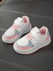 1 双返校休闲时尚儿童滑板鞋，采用 PU 皮革制成，鞋面采用多色拼接，主要为白色，点缀紫色和浅绿色，设计简洁清新，柔软、轻便、舒适，方便的钩环闭合，适合儿童日常运动、休闲、玩耍和度假场合，兼具美观与实用性。 - 粉色 - 查看 2