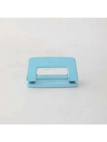 Perforadora de escritorio de 2 orificios, perforadora manual de 2 orificios para carpetas de hojas sueltas, construcción de metal sólido y plástico duradero, adecuada para el aula y la oficina, fácil de limpiar - simplemente abra el compartimento inferior para desechar los residuos. Se puede usar para organizar documentos importantes o crear tarjetas decorativas y origami, su mecanismo de perforación preciso ayuda a alinear los orificios con precisión, lo que la convierte en una herramienta útil para la fabricación de tarjetas y el empaquetado de regalos.