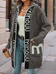 Cardigan con cappuccio in stile Y2K con tasche frontali, design jacquard in inglese e ricamo del marchio, specificamente realizzato per donne curvy, adatto per uscite, viaggi e fotografia in autunno e inverno