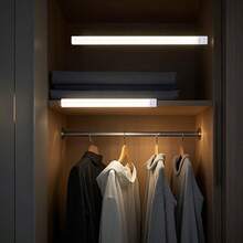 1 pieza Luz LED ultradelgada con sensor de movimiento y iluminación regulable de 3 colores, instalación inalámbrica con clip, ideal para gabinetes, armarios, estanterías y escaleras.