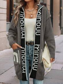 Cardigan con cappuccio in stile Y2K con tasche frontali, design jacquard in inglese e ricamo del marchio, specificamente realizzato per donne curvy, adatto per uscite, viaggi e fotografia in autunno e inverno