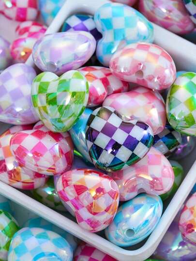 [Alto brilho] 10 peças de contas espaçadoras perfuradas em forma de coração em treliça, contas xadrez xadrez para namorados, contas acrílicas de cores misturadas aleatórias para fazer joias faça você mesmo - materiais de artesanato para pulseiras, colares, brincos, corrente de celular, alças de pingente de celular, laços de cabelo, corrente de chaveiro, corrente de bolsa, material de contas, caneta decorativa para mulheres, adolescentes e meninas