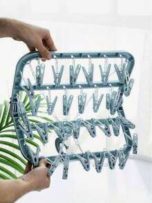 [Economia de espaço] 1 cabide multifuncional, projetado para economizar espaço e comprimir espaço, suporte de armazenamento com 32 clipes, armazenamento, cabide dobrável, secadora multifuncional, clipe de plástico à prova de vento para uso doméstico, cabide com vários clipes de meia, itens domésticos, armazenamento de viagem, cor e estilo aleatórios (PS: É normal que os clipes caiam durante o transporte e não há problemas com a qualidade do produto. Eles podem ser usados após a instalação)