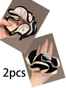 1个法式极简风黑白镶边发圈，大号发圈，职场风发饰，低马尾发饰，时尚大号发圈。发绳 发圈 发带 头饰