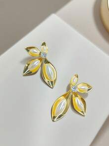 Brincos Assimétricos Florais em Prata ou Ouro Esterlina com Pérolas e Strass - Design Único para Looks Elegantes - Dourado - Visão 6