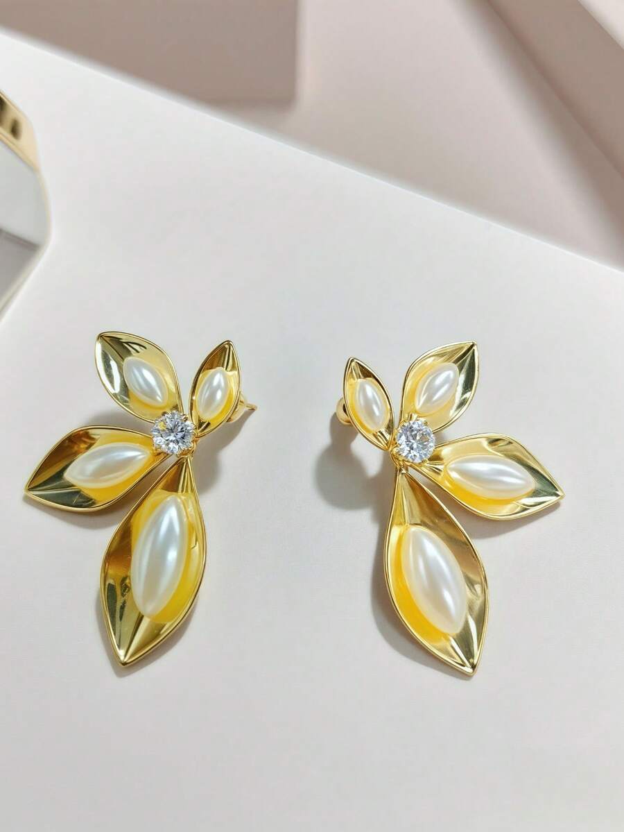 Brincos Assimétricos Florais em Prata ou Ouro Esterlina com Pérolas e Strass - Design Único para Looks Elegantes