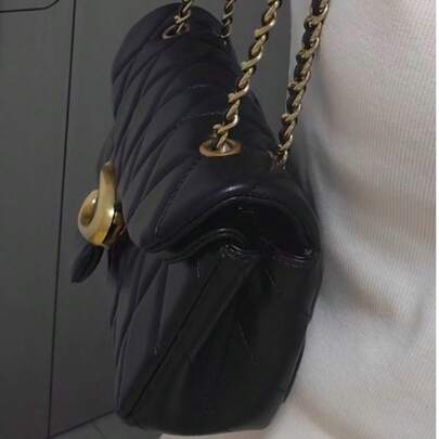 优雅女士单肩包，搭配金色链条肩带、粉色点缀和经典设计 - 时尚双色斜挎包，适合日常使用